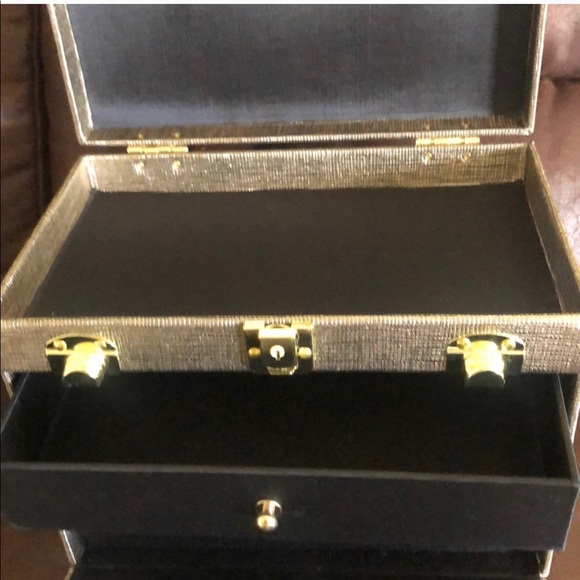 Large Gold Makeup Train Case w/Keys, Gorgeous Textured Gold Exterior, NWT - Picture 5 of 6